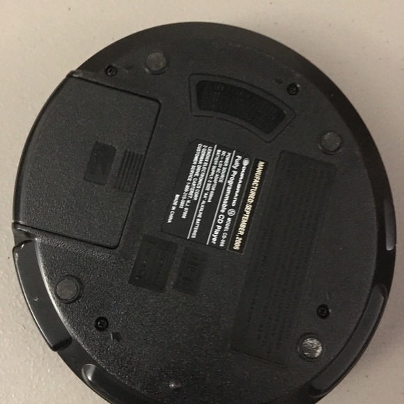 VINTAGE PORTABLE CD PLAYER - Picture 2 of 3